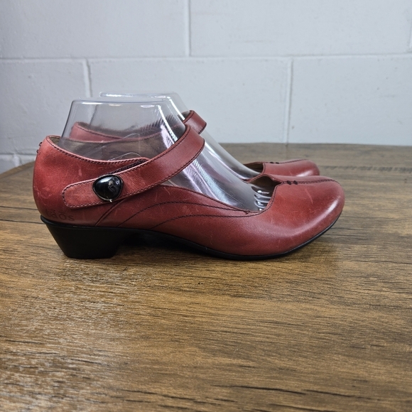 Taos Samba Red Leather Mary Jane Low Heels - Picture 12 of 12